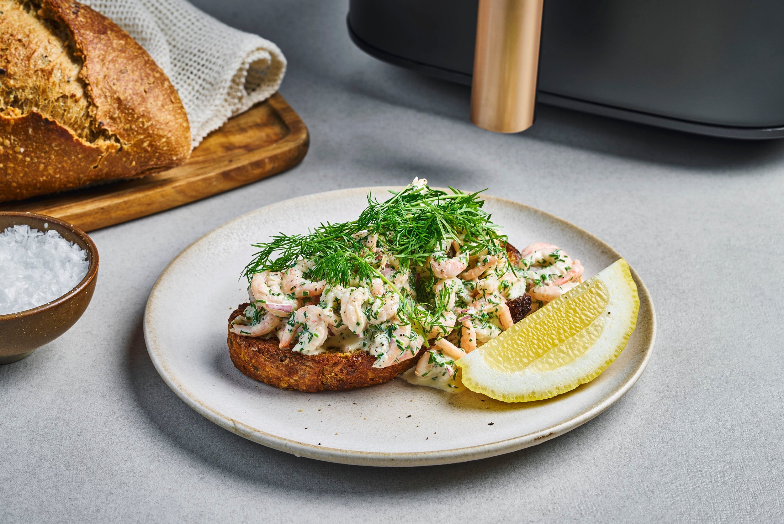 Sprött surdegsbröd med Skagenröra