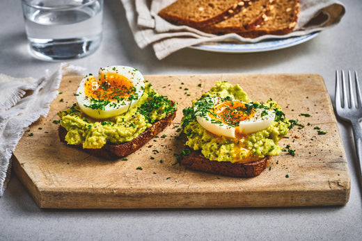 Krispigt danskt rågbröd med avocado och ägg